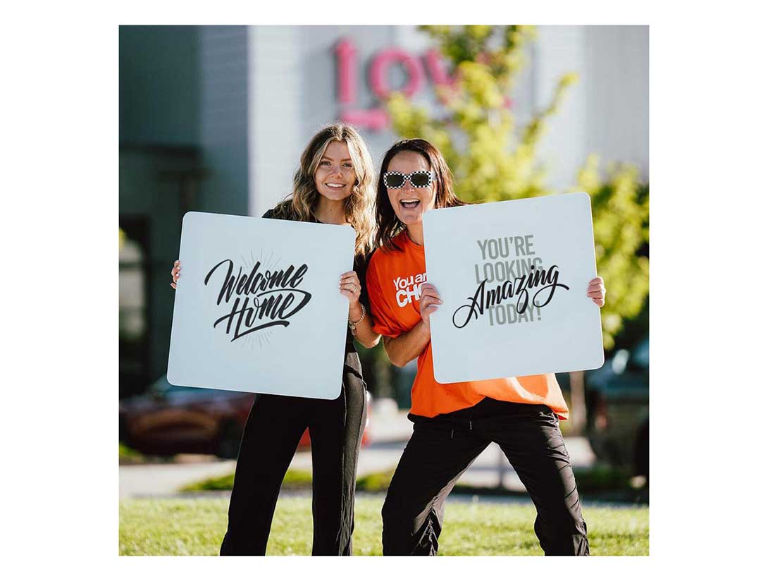 Letreros de bienvenida for hispanic ministry - Popsigns in action | Popsigns